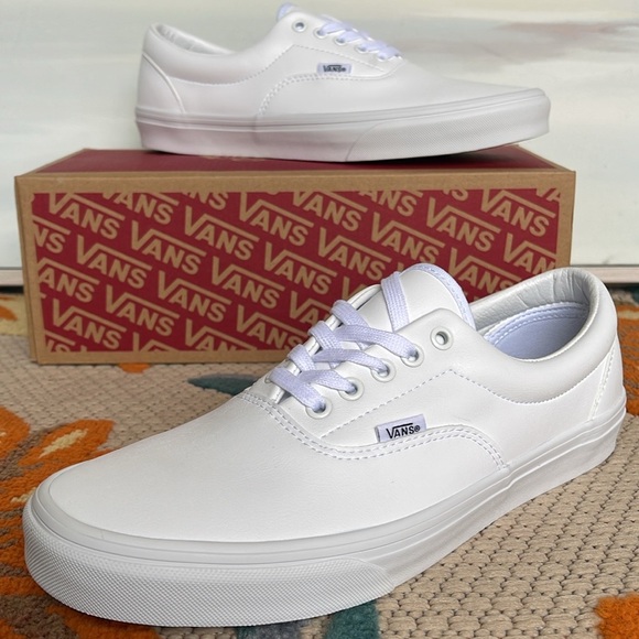 Vans Men’s Era Classic Tumble)Truewhite
VN0A38FRODJ
Sneakers - Picture 2 of 16